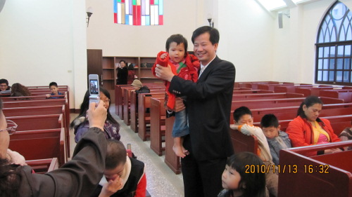 Винсент Чен с ребенком