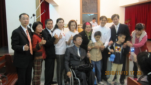 Руководители Виналайт в детском доме слепых в Тайване